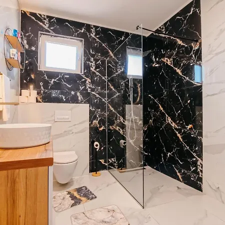 Luxury Apartment *