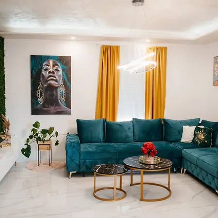 Luxury Apartment *